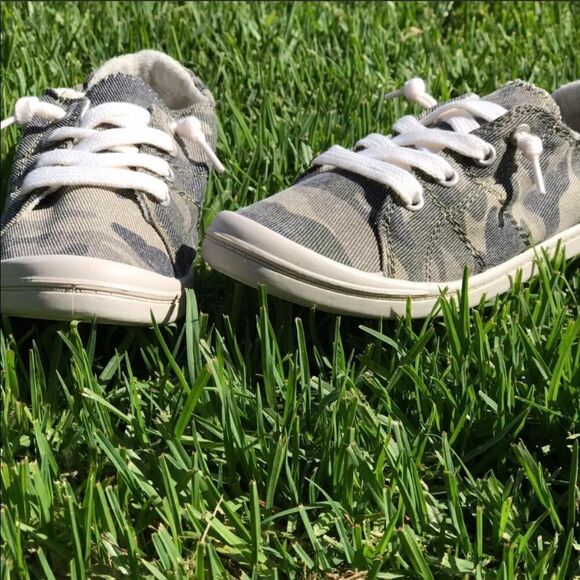 Camo Lace Up Slip On Sneakers - Picture 13 of 16